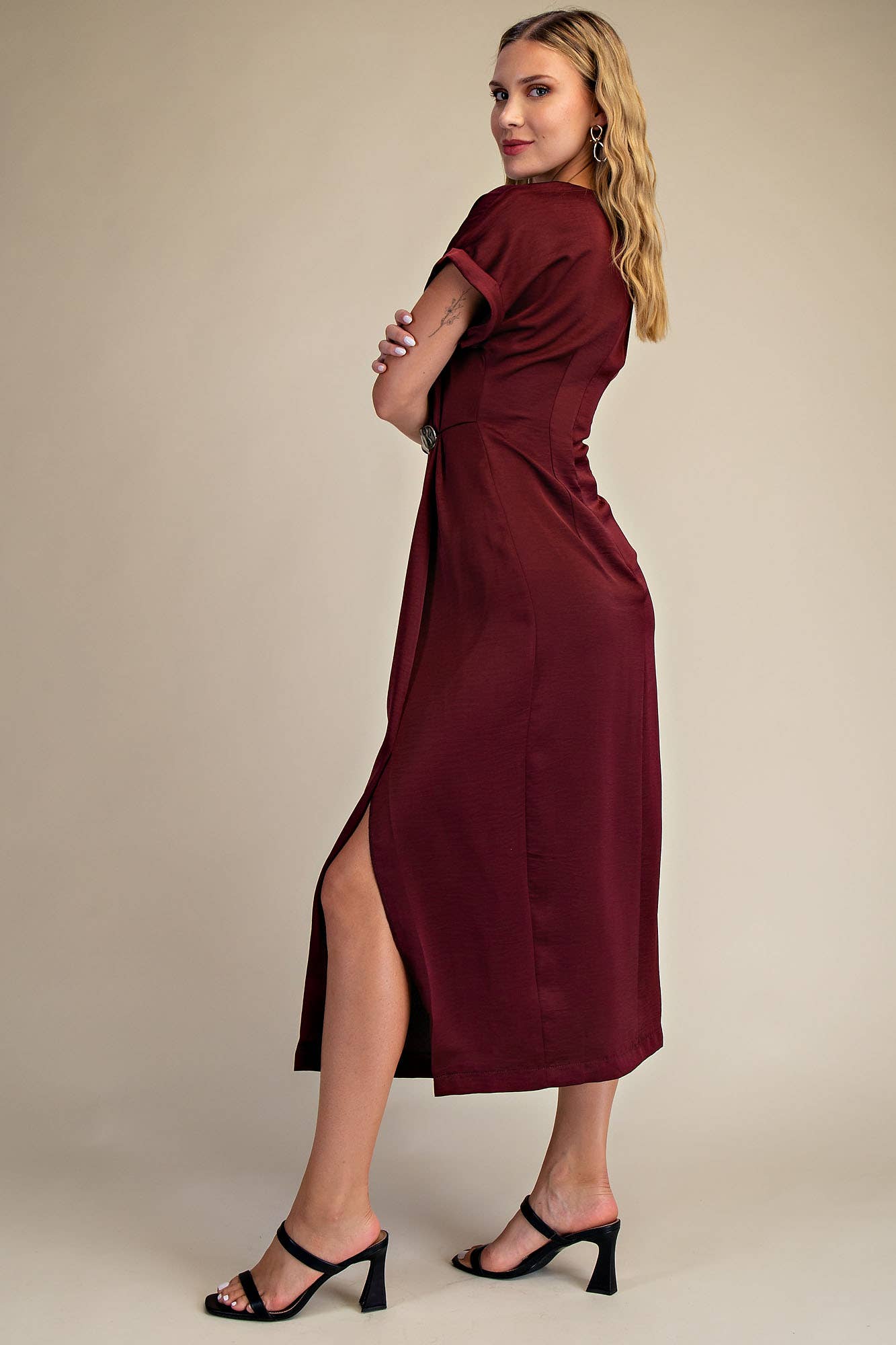 Gathered Metal Trim Short Sleeve Midi Dress: Black / S