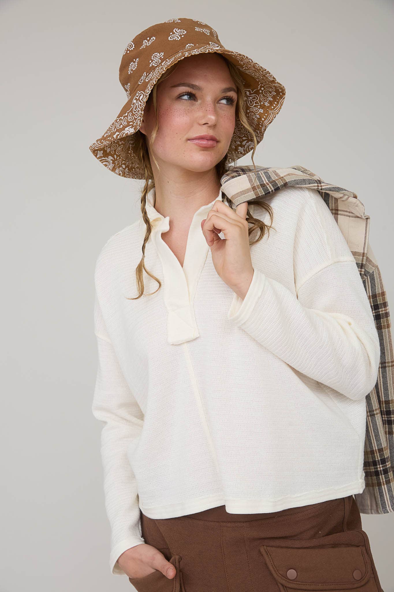 EXPOSED SEAM LONG SLEEVE TEXTURED KNIT POLO: OXBLOOD