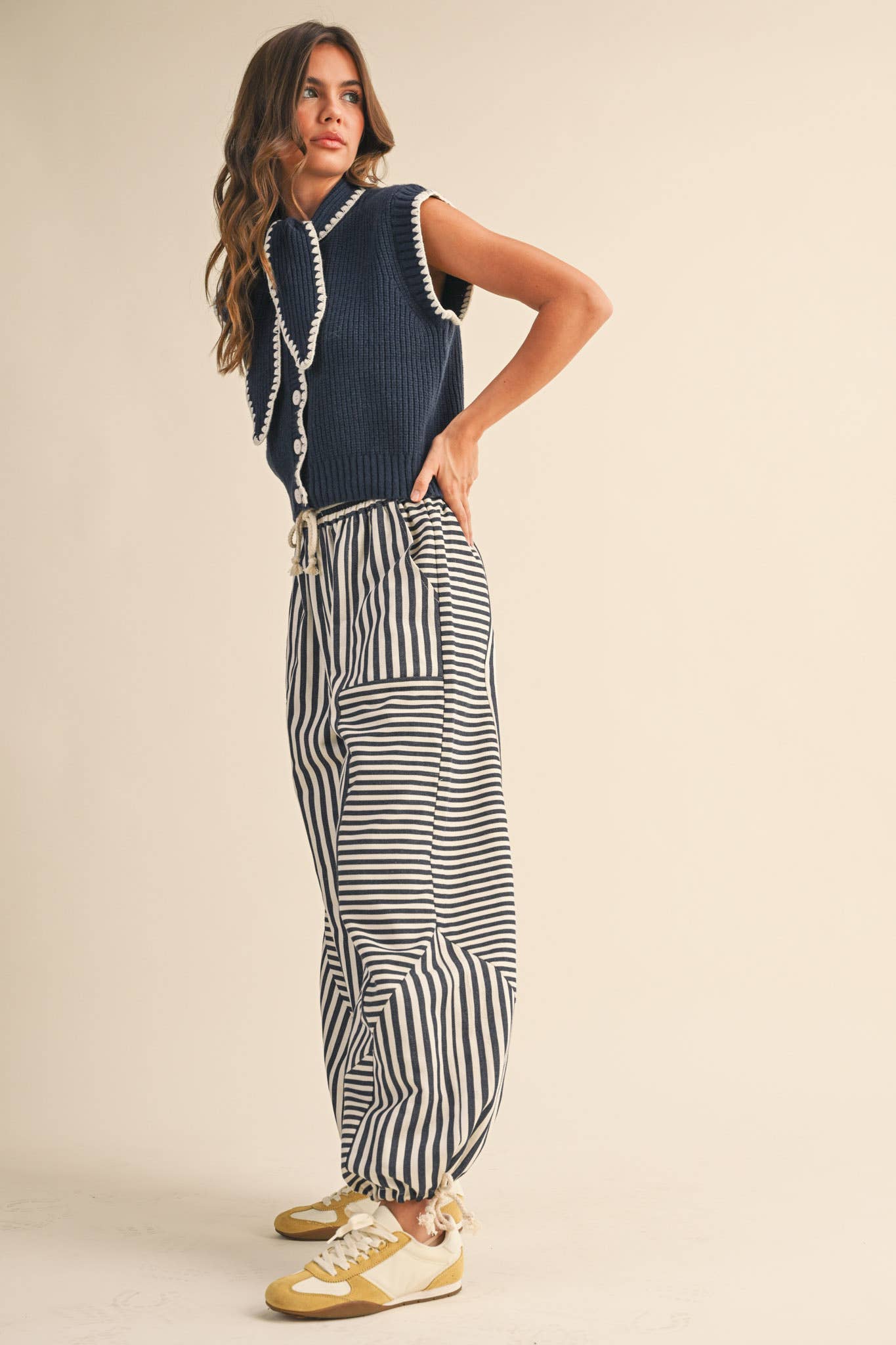 TIE NECK SWEATER VEST WITH CONTRAST BLANKET STITCH MSW11059: Taupe Black / S