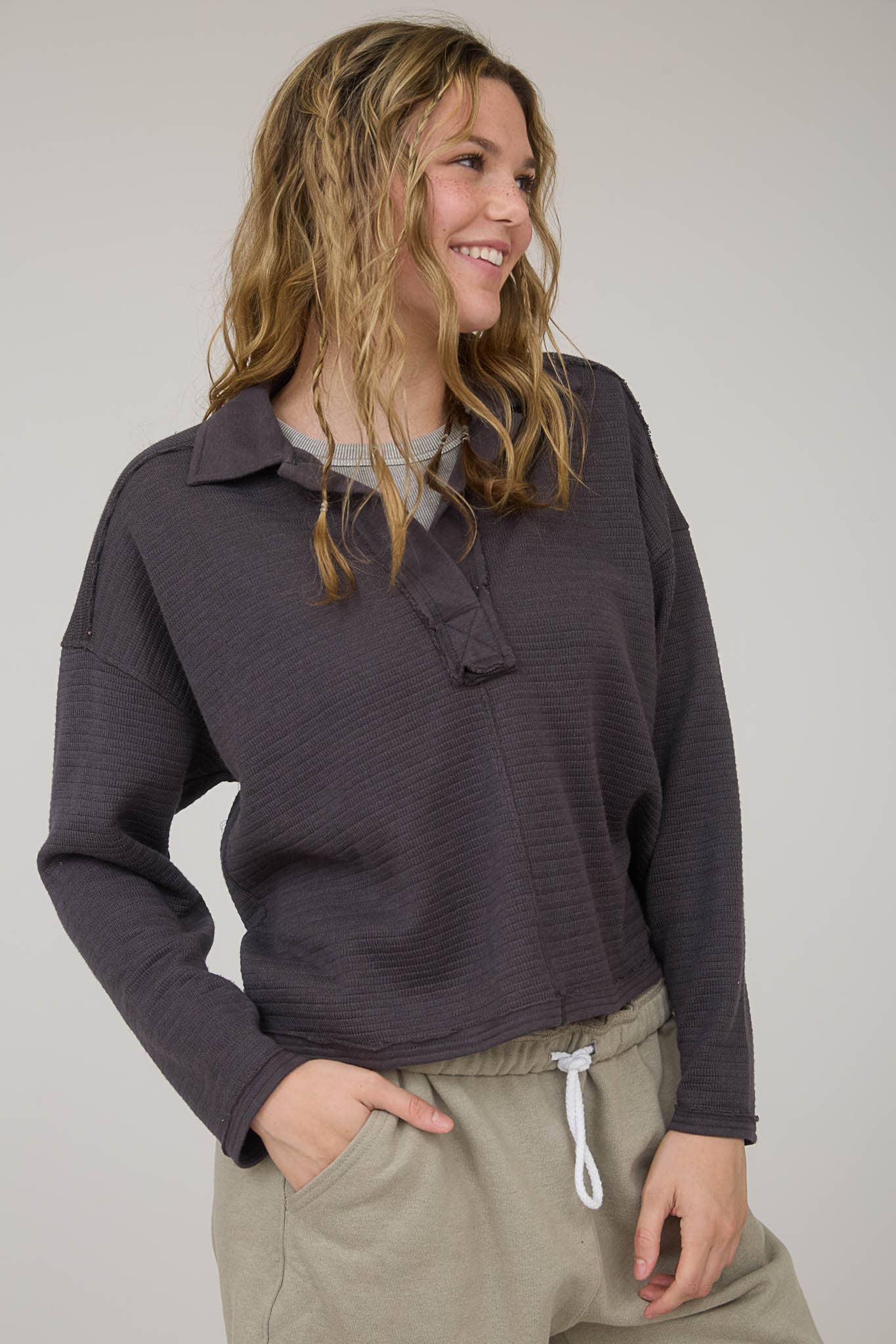 EXPOSED SEAM LONG SLEEVE TEXTURED KNIT POLO: OXBLOOD