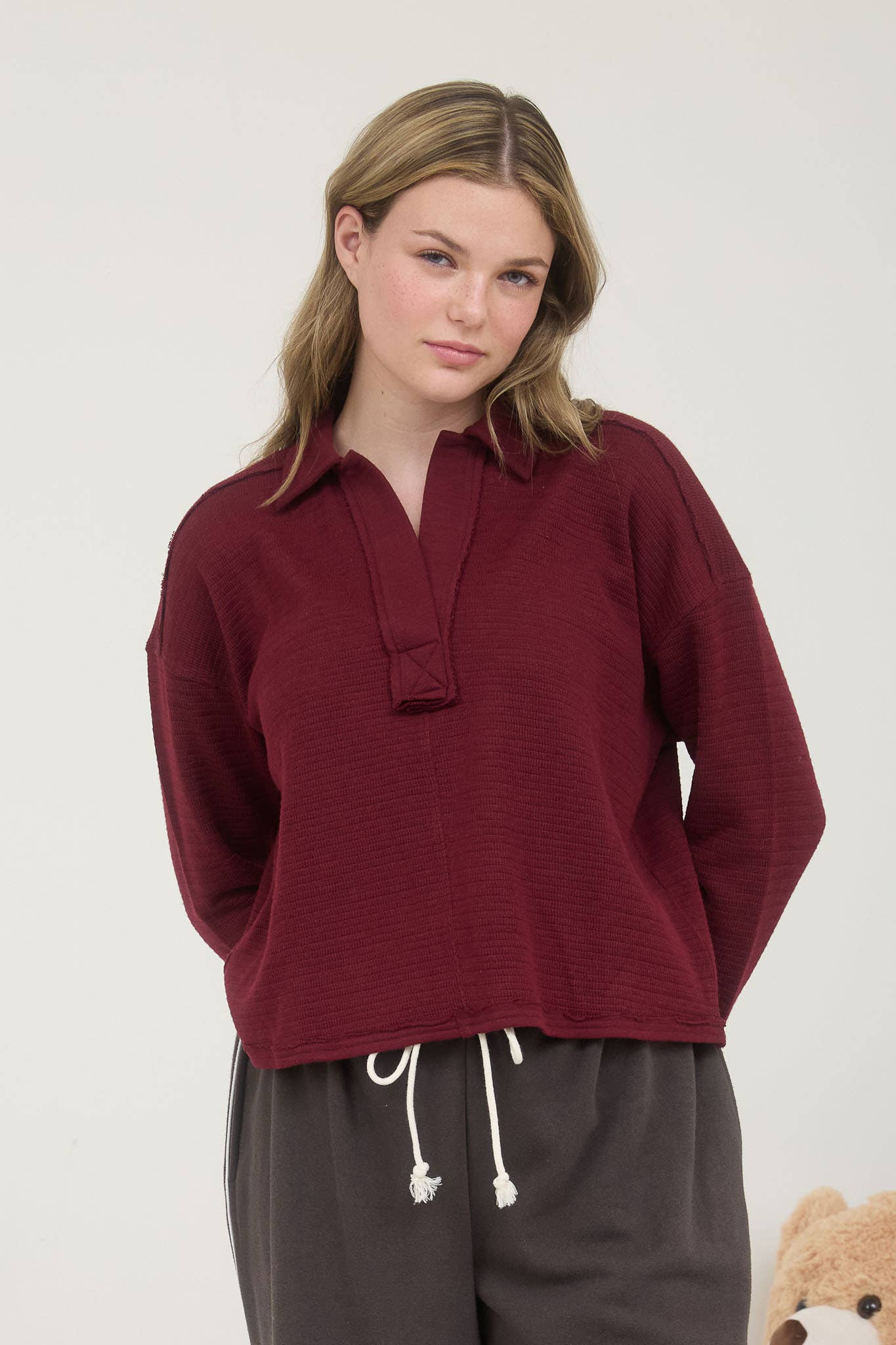 EXPOSED SEAM LONG SLEEVE TEXTURED KNIT POLO: OXBLOOD