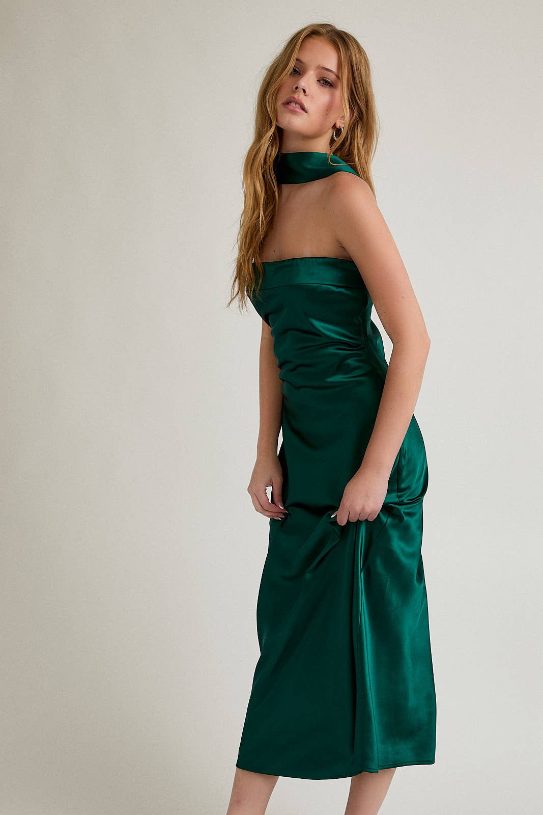 STRAPLESS SCARF DETAIL BIAS SATIN MIDI DRESS: HUNTER GREEN / XS