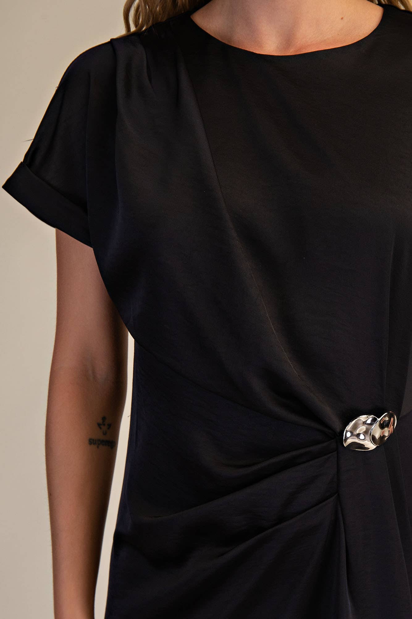 Gathered Metal Trim Short Sleeve Midi Dress: Black / S