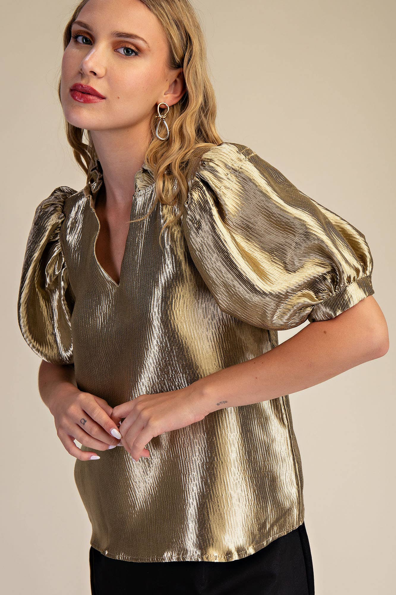 Ruffle V-Neck Puff Sleeve Top: Taupe / S