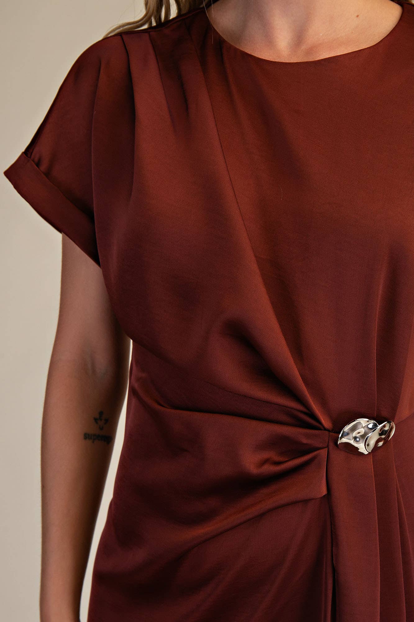 Gathered Metal Trim Short Sleeve Midi Dress: Black / S