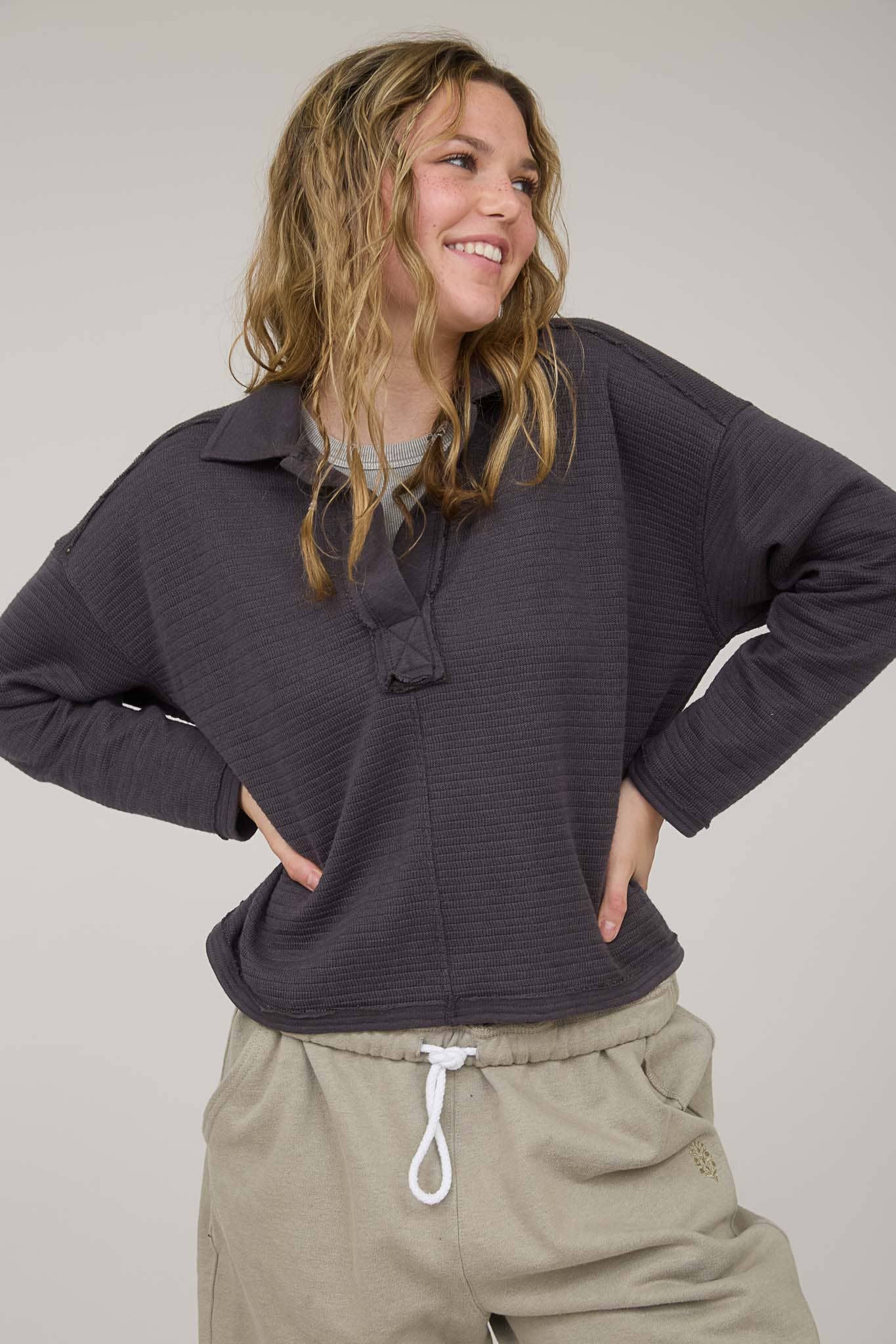 EXPOSED SEAM LONG SLEEVE TEXTURED KNIT POLO: OXBLOOD