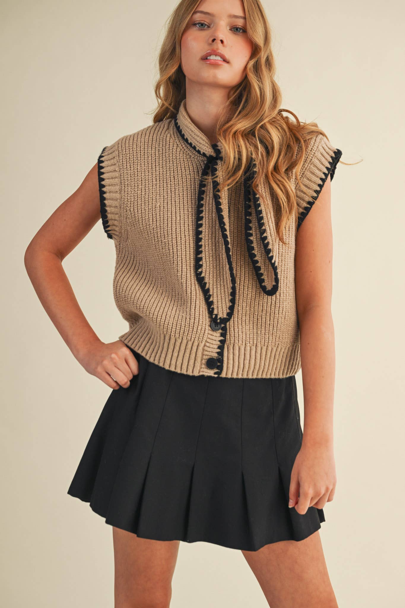 TIE NECK SWEATER VEST WITH CONTRAST BLANKET STITCH MSW11059: Taupe Black / S