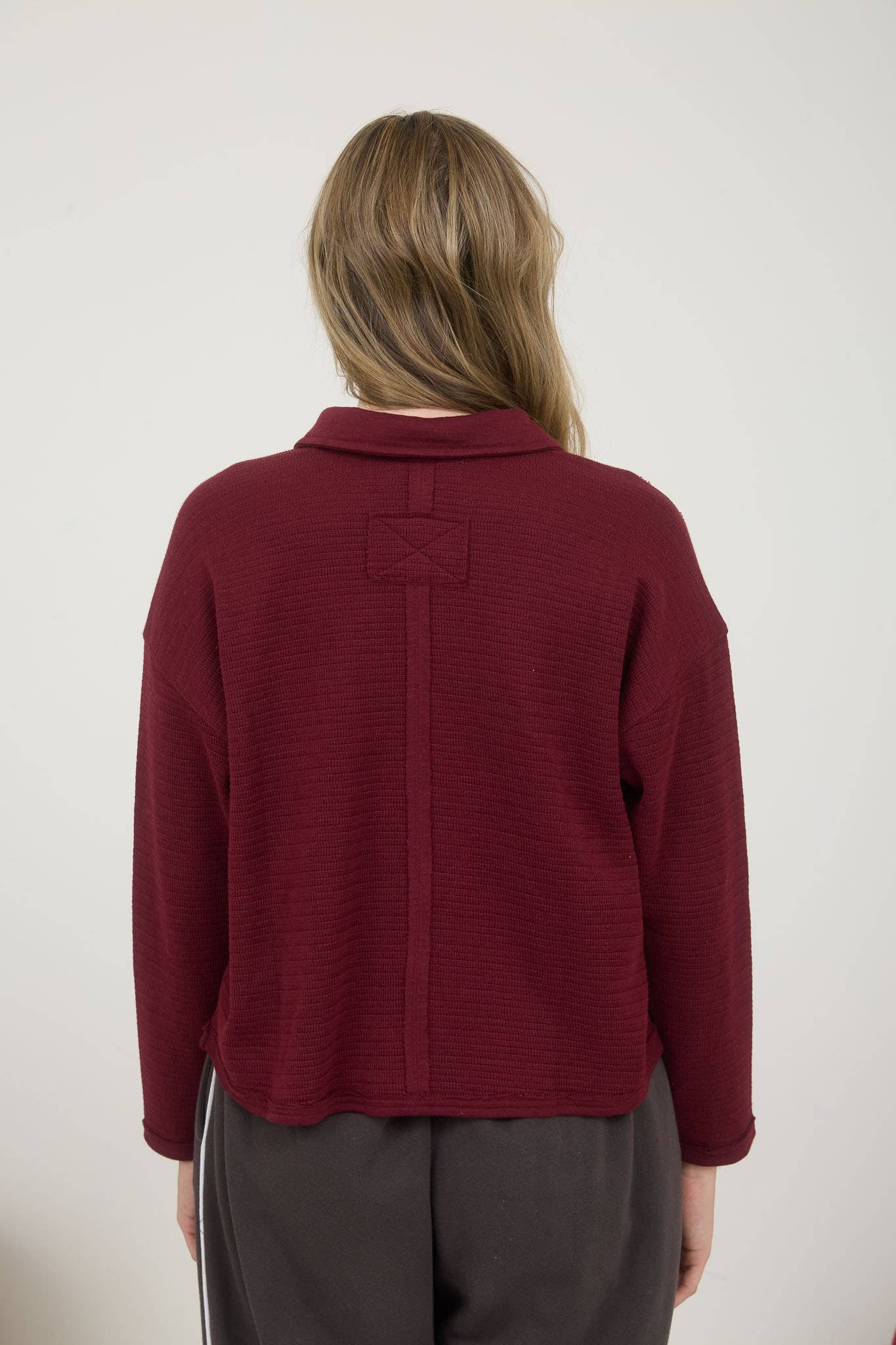 EXPOSED SEAM LONG SLEEVE TEXTURED KNIT POLO: OXBLOOD