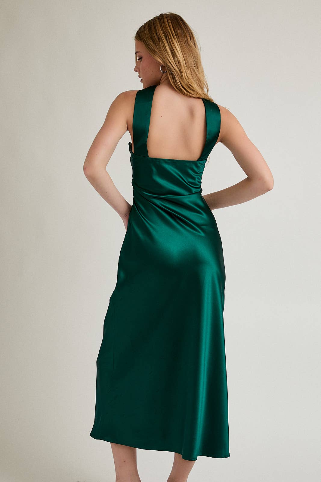 STRAPLESS SCARF DETAIL BIAS SATIN MIDI DRESS: HUNTER GREEN / XS