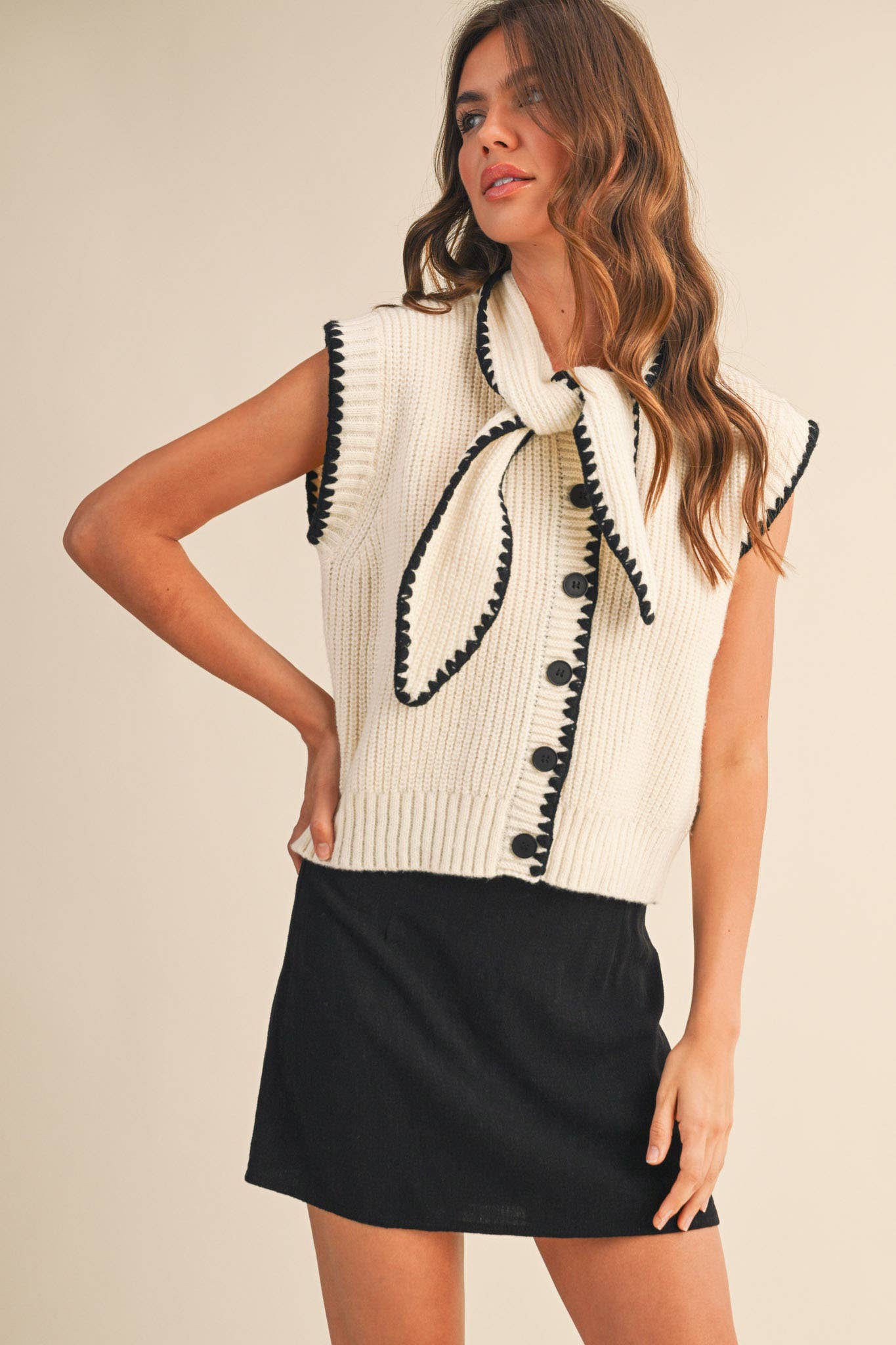 TIE NECK SWEATER VEST WITH CONTRAST BLANKET STITCH MSW11059: Taupe Black / S