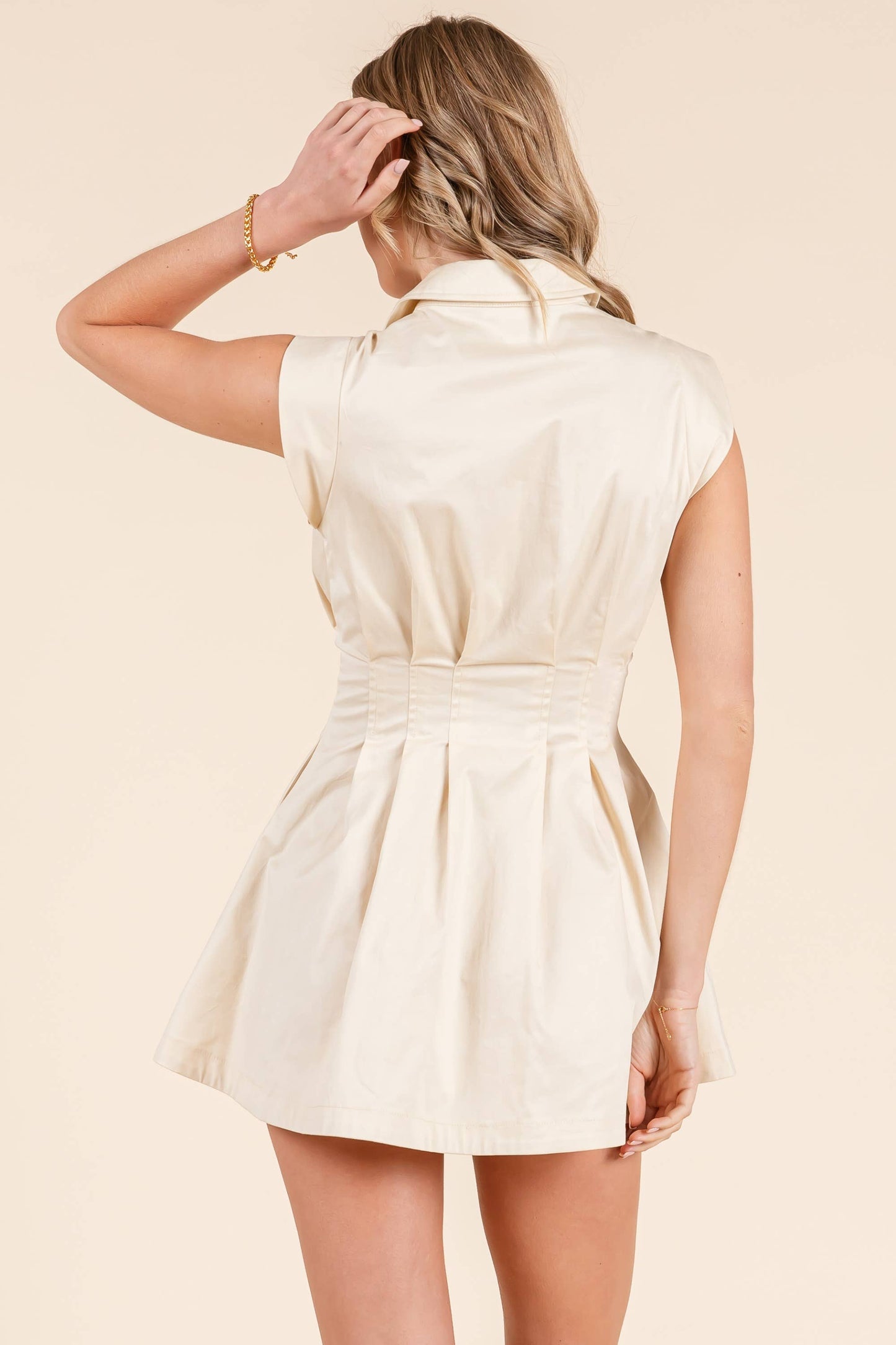 Shirt neck pleated mini dress: MOCHA / S