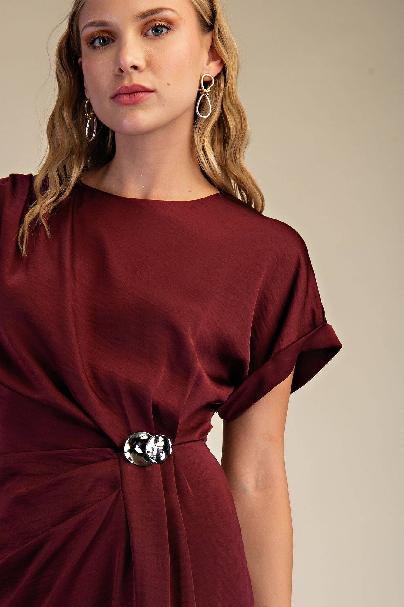 Gathered Metal Trim Short Sleeve Midi Dress: Black / S