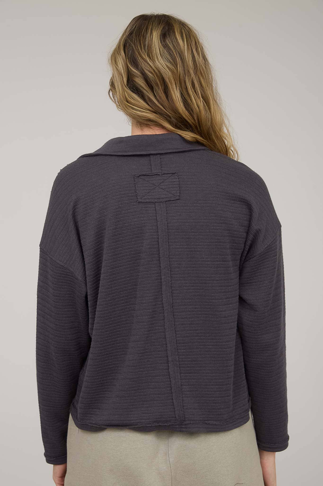 EXPOSED SEAM LONG SLEEVE TEXTURED KNIT POLO: OXBLOOD