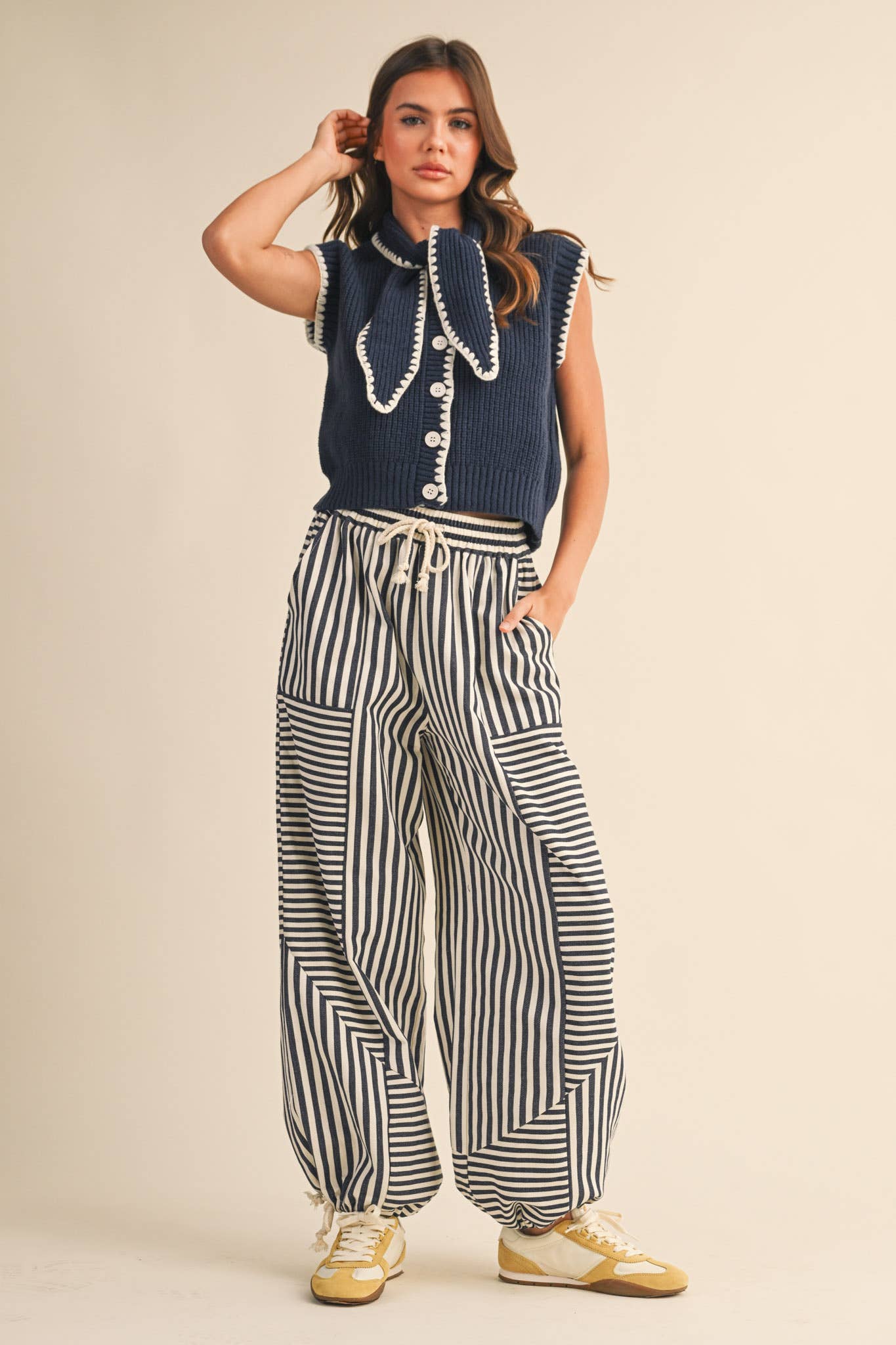 TIE NECK SWEATER VEST WITH CONTRAST BLANKET STITCH MSW11059: Taupe Black / S