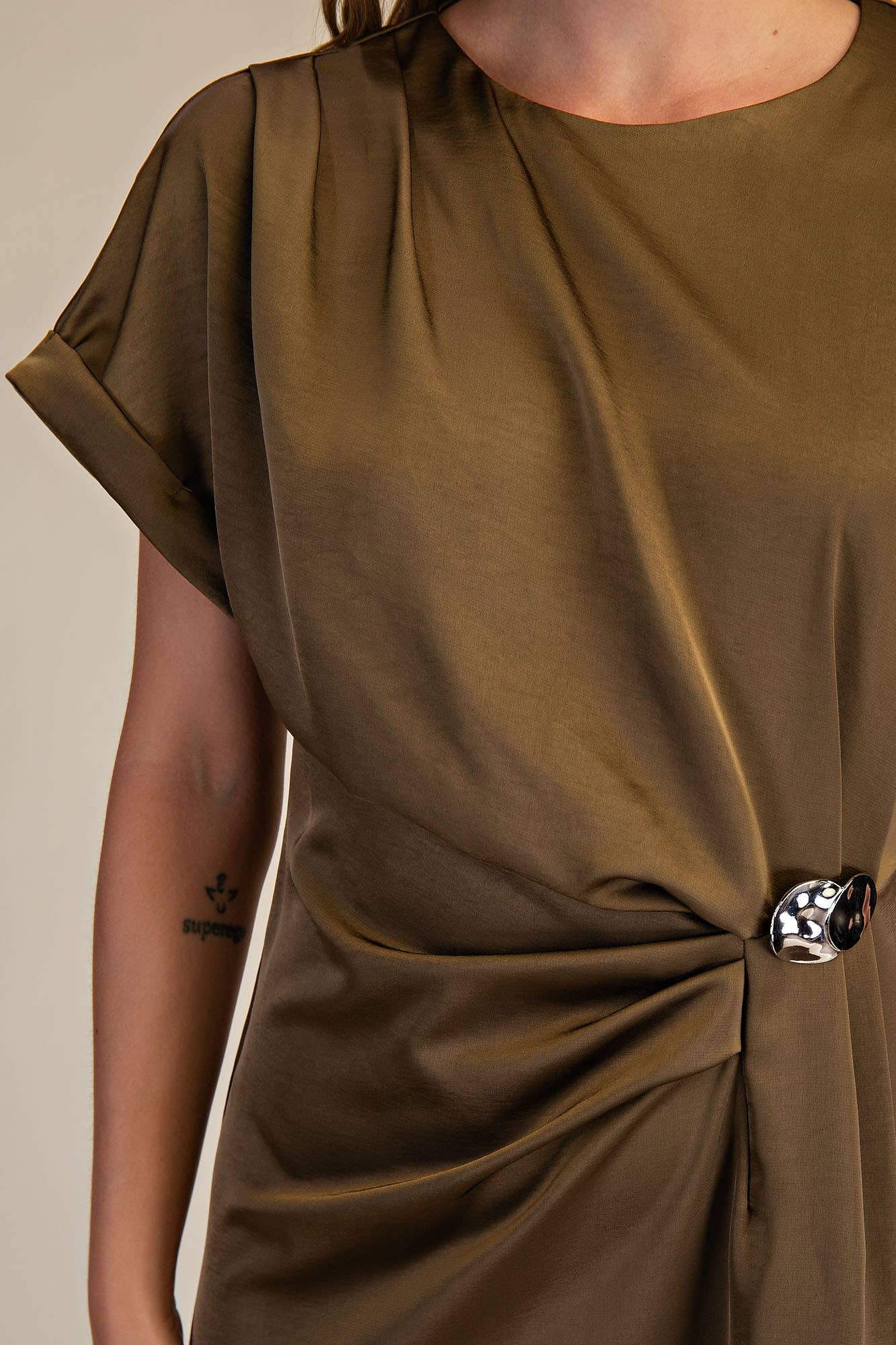 Gathered Metal Trim Short Sleeve Midi Dress: Black / S