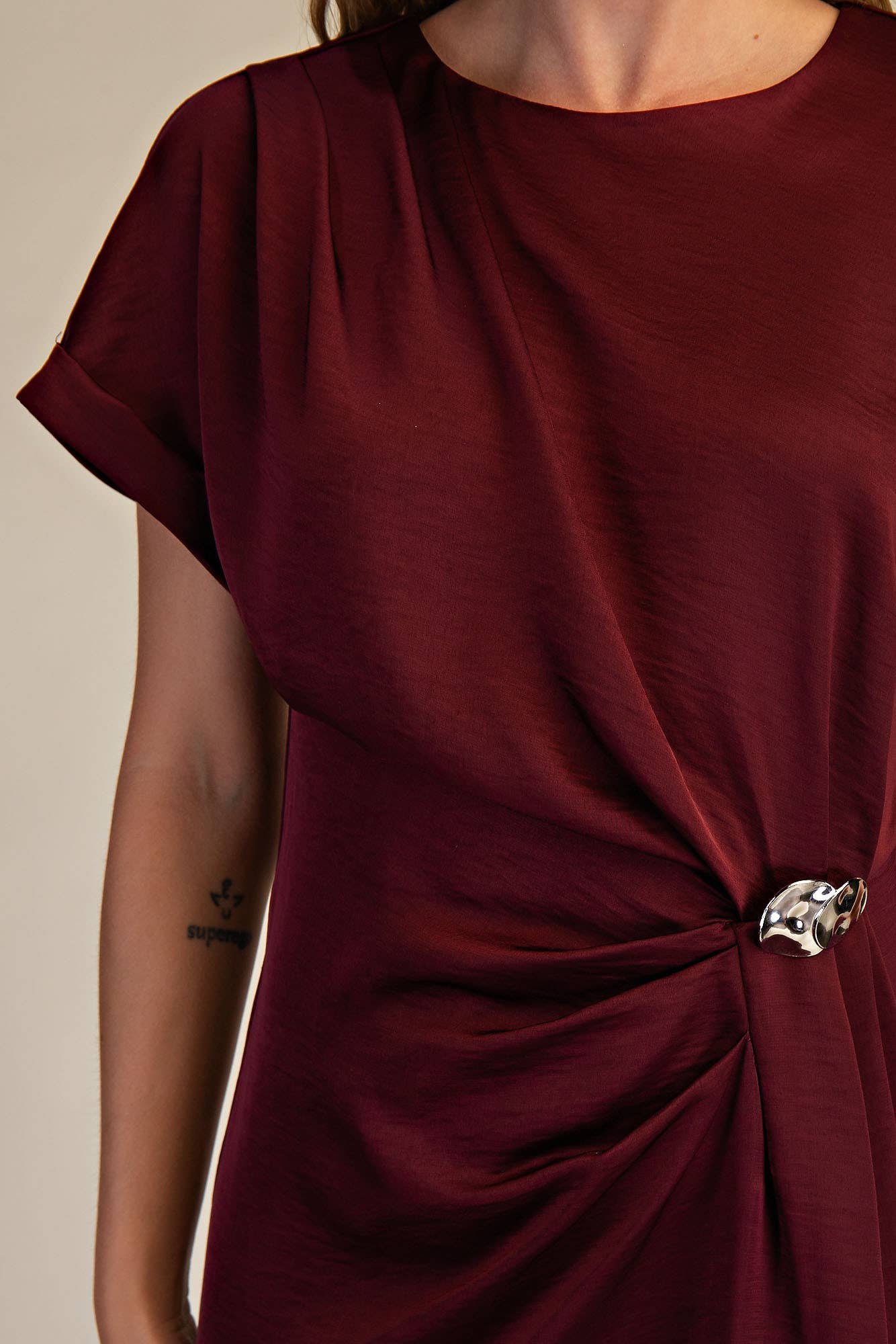 Gathered Metal Trim Short Sleeve Midi Dress: Black / S