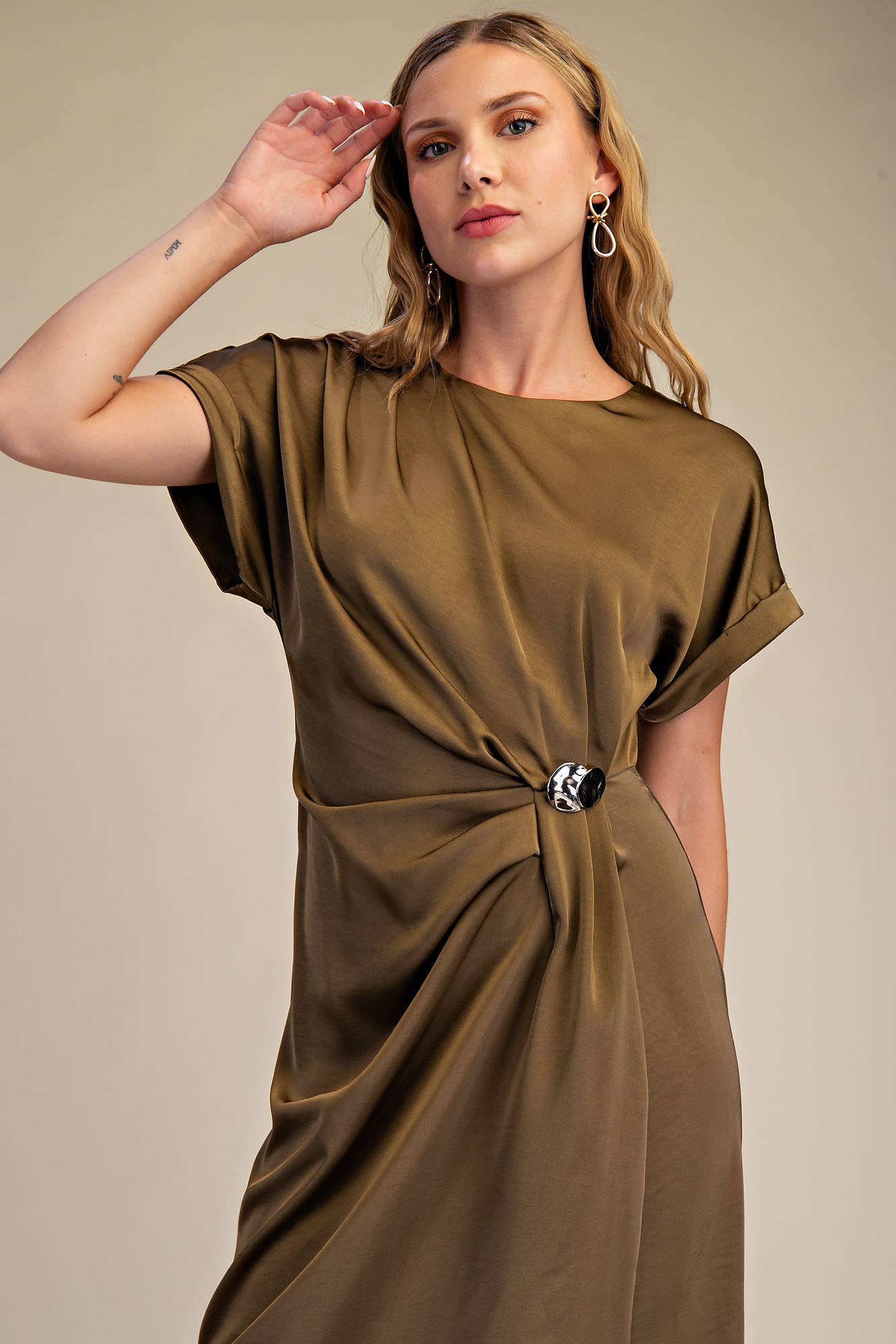 Gathered Metal Trim Short Sleeve Midi Dress: Black / S