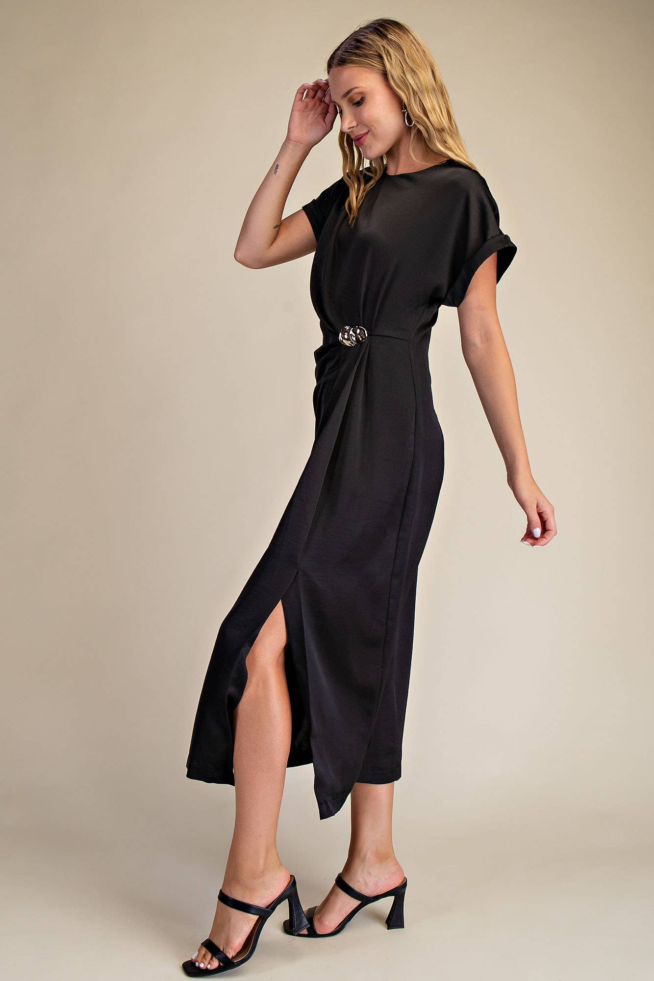 Gathered Metal Trim Short Sleeve Midi Dress: Black / S