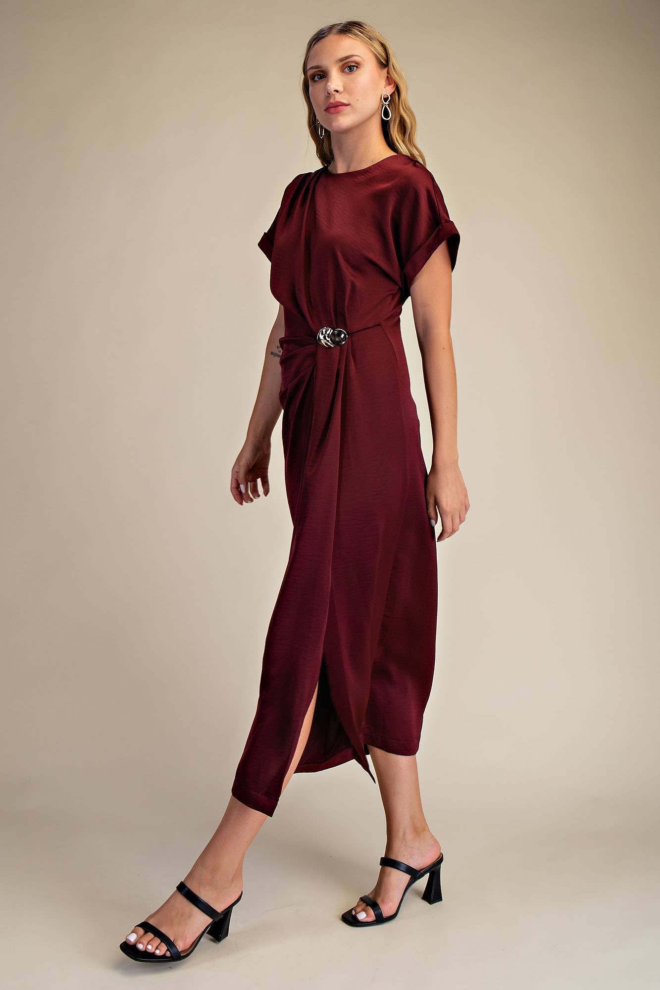 Gathered Metal Trim Short Sleeve Midi Dress: Black / S