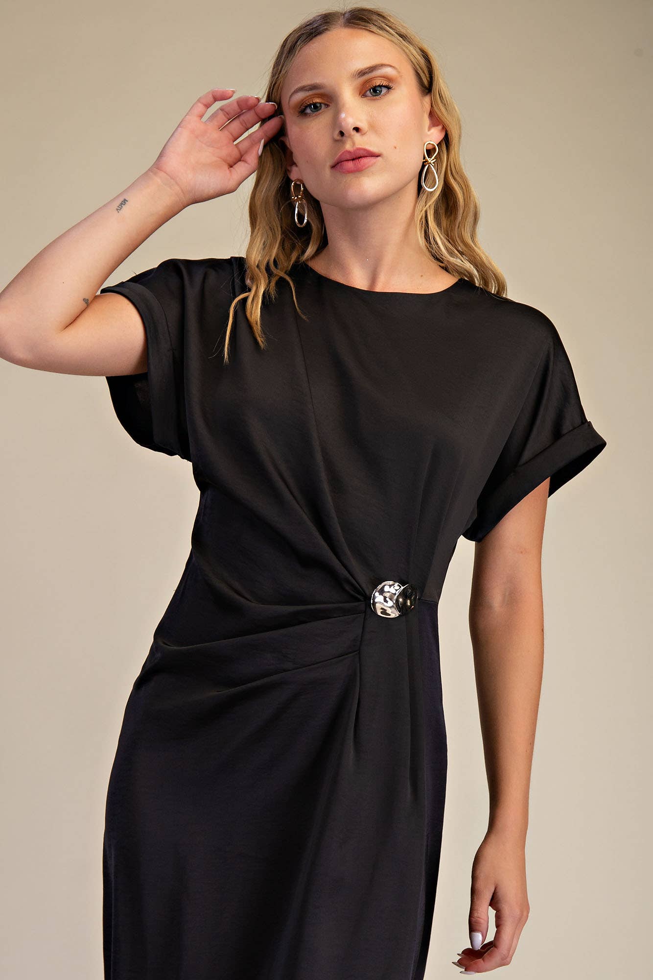 Gathered Metal Trim Short Sleeve Midi Dress: Black / S